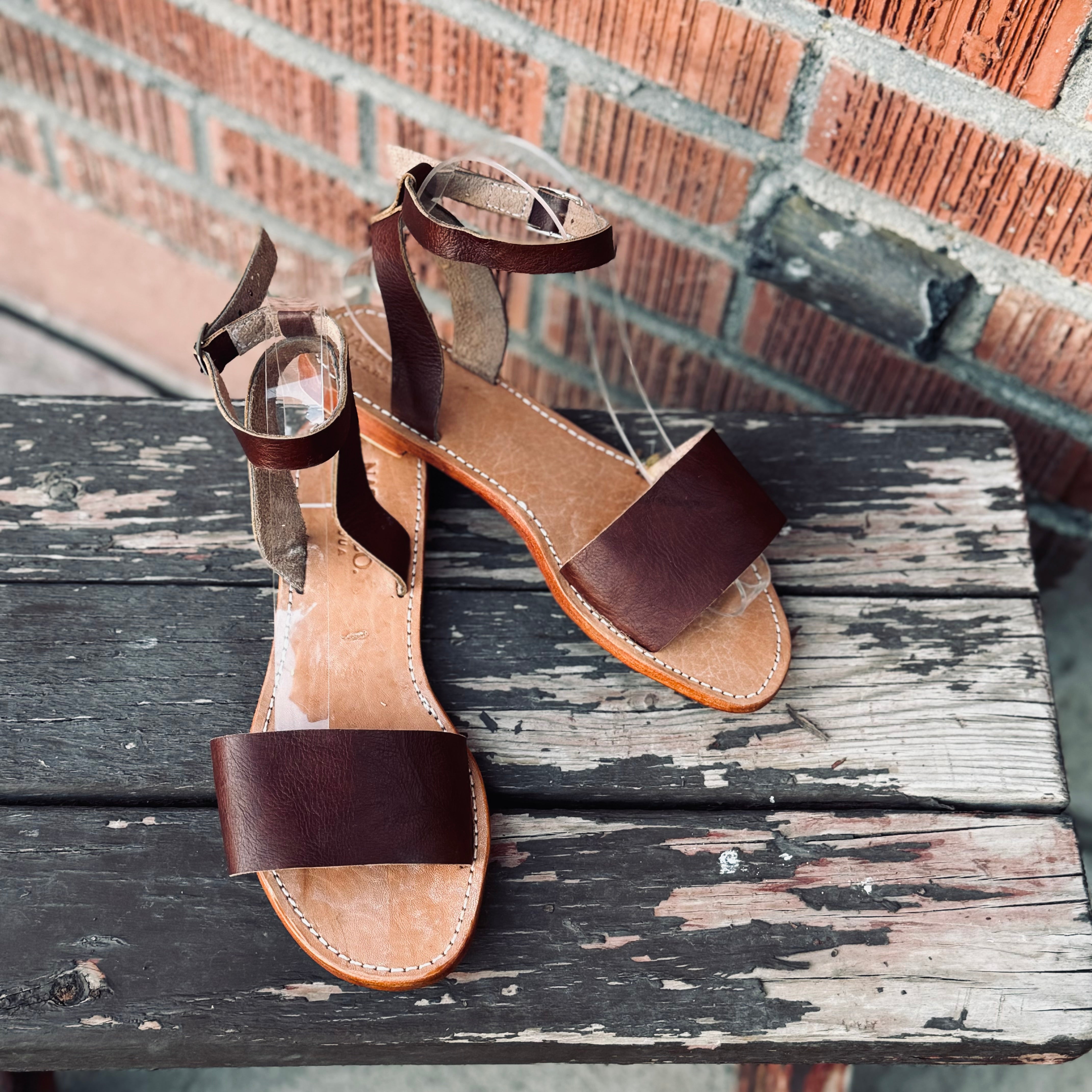 Leather sandals with ankle strap